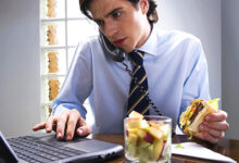 Photo of Почему обедать  на рабочем месте  опасно для здоровья?